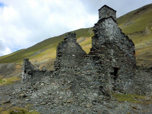 Preview: Crumbling Stone House In Hills Of England - Landscape Color Photo