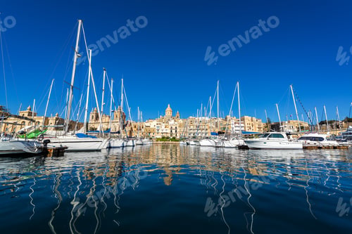 Preview: Water Level View Of Boats With A Cityscape Of Birgu, One Of The Three Cities, In Malta
