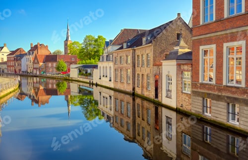 Preview: The Canals Of Bruges (Brugge), Belgium On A Sunny Day.