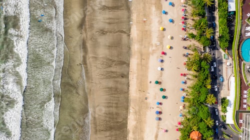 Visualização: Vista aérea superior de guarda-chuvas coloridos na praia de Kuta, Bali