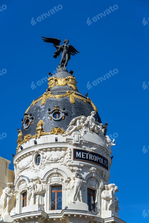 Preview: Famous And Historic Metropolis Building In Madrid, Spain