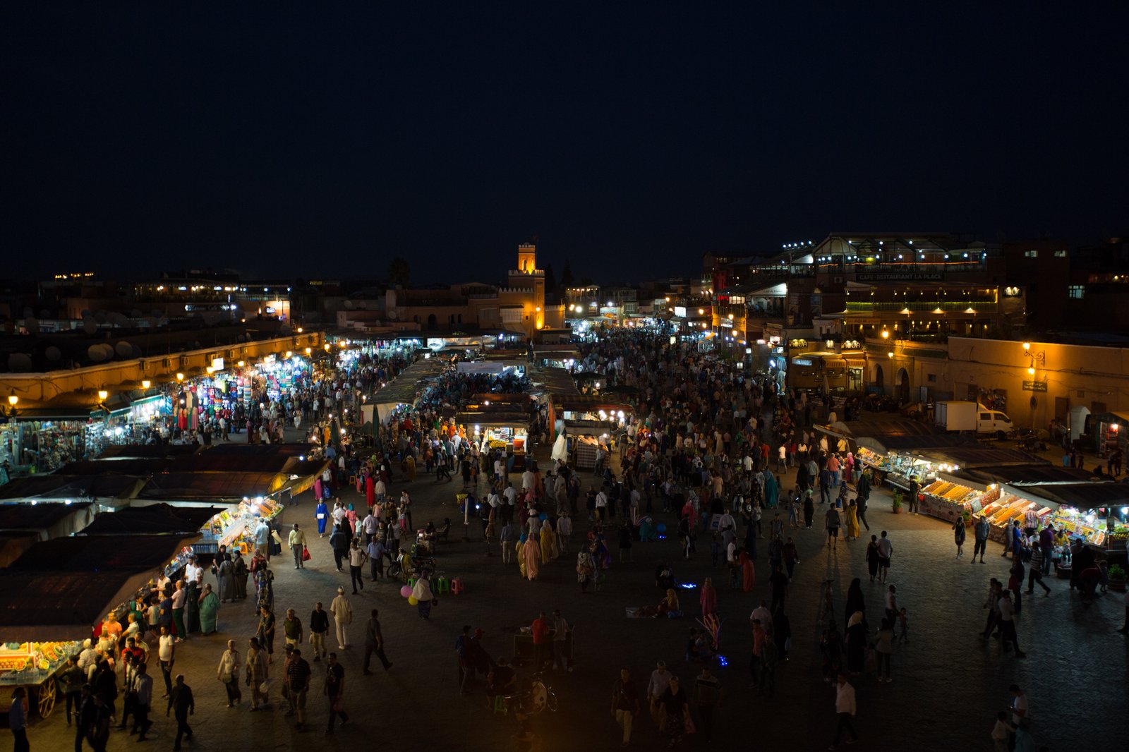 Place animée à Marrakech au coucher du soleil