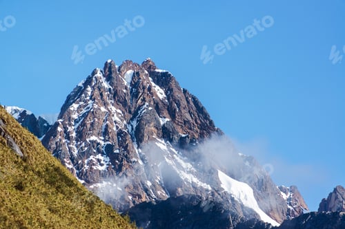 Vorschau: Felsiger Berg in der Cordillera Blanca in den Anden in der Nähe von Huaraz, Peru