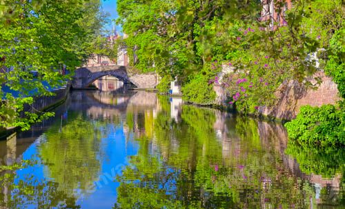 Preview: The Canals Of Bruges (Brugge), Belgium On A Sunny Day.