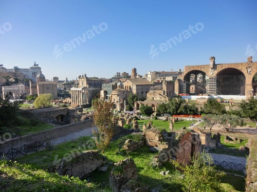 Visualização: Ruínas magníficas e históricas do Fórum Romano durante a tarde