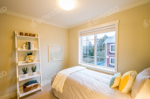 Visualização: Interior de quarto amarelo moderno com almofadas azuis e amarelas em uma casa de luxo