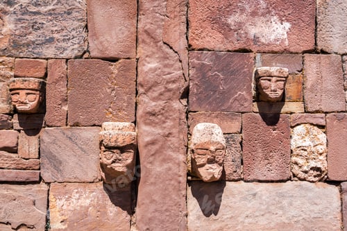Visualização: Rostos em uma parede no templo semi-subterrâneo em Tiwanaku, perto de La Paz, Bolívia