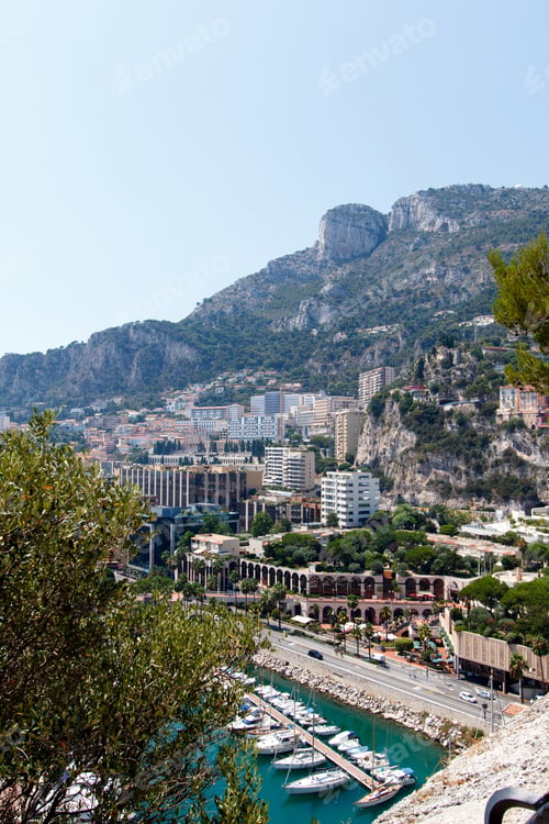 Vorschau: Hafen von Monte Carlo mit Luxusyachten und der Skyline der Stadt im Vordergrund