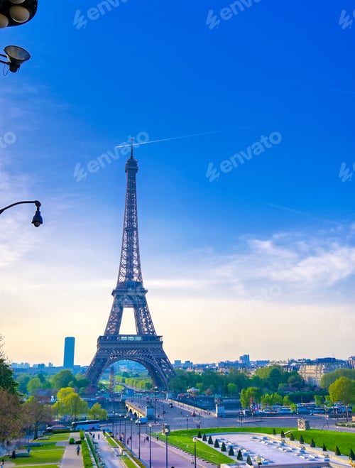 Preview: A View Of The Eiffel Tower From The Jardins Du Trocadero In Paris, France.