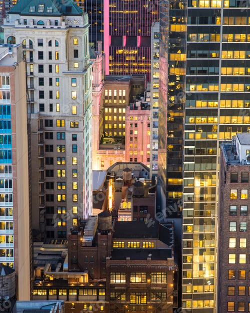 Visualização: Paisagem urbana de prédio iluminado à noite da cidade de Nova York