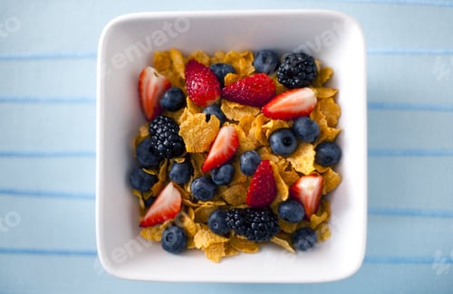 Preview: Delicious Breakfast Cereal with Fresh Summer Berries