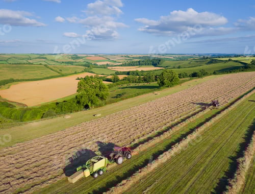Visualização: Vista aérea de tratores Baling Hay em campo