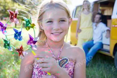 Visualização: Garota com moinho de vento de trailer na zona rural em férias com a família