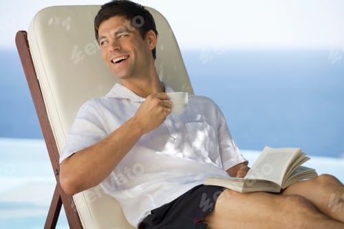 Visualização: Um homem relaxando à beira de uma piscina