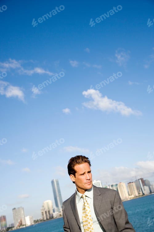 Visualização: Retrato de um empresário com o céu ao fundo