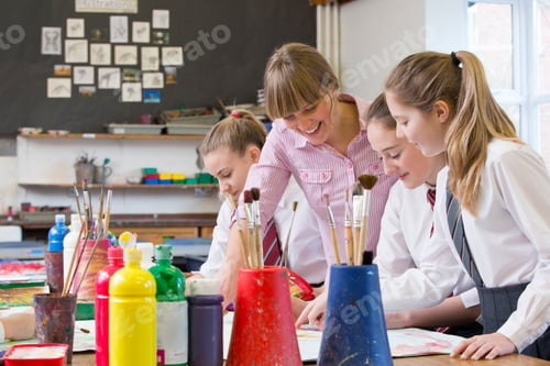Vista previa: Medium Shot Of An Art Teacher Helping Middle School Students During An Art Class.