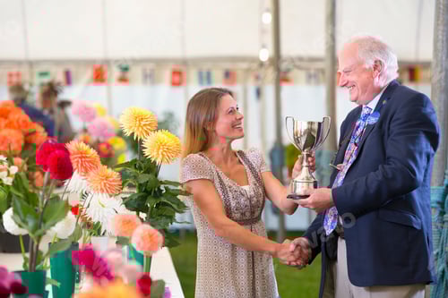 Visualização: Juiz entregando troféu no Flower Show