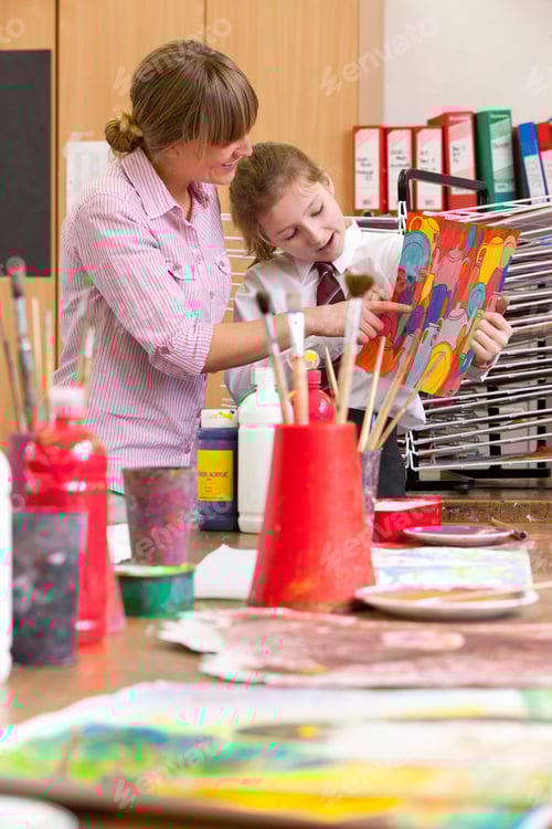 Visualização: Foto vertical de um professor de arte e um estudante do ensino médio olhando uma pintura durante uma arte