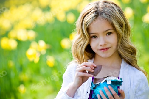 Visualização: Uma jovem segurando um ovo de páscoa