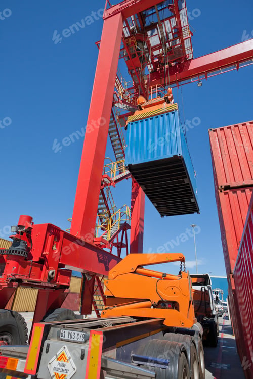 Vista previa: Gantry Crane Loading Cargo On A Lorry