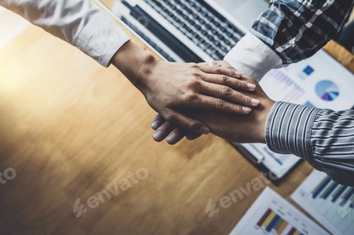 Visualização: Business Team Shaking Hands Of Unity After A Meeting To Sign Agreement And Become Partner In The