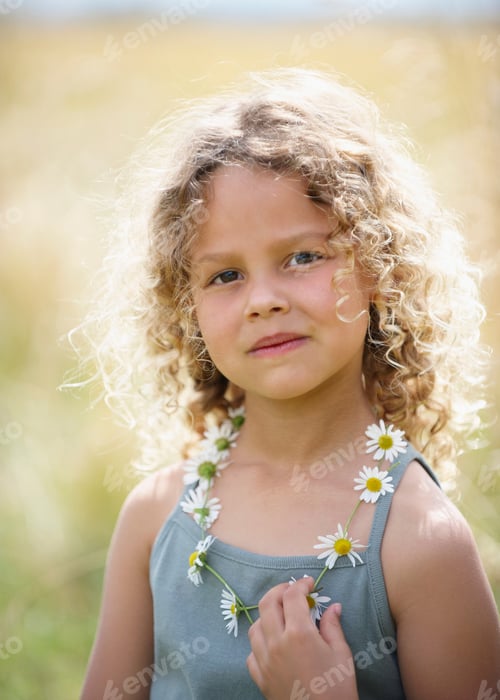 Visualização: Jovem garota com colar Daisy Chain