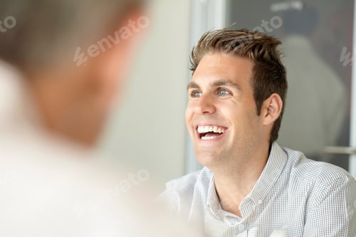 Vista previa: Joven sonriente en reunión