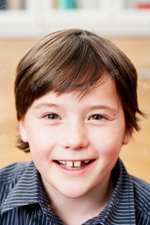 Vista previa: Niño sonriendo a la cámara, retrato