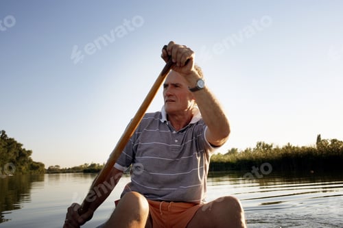 Visualização: Homem remando uma canoa.