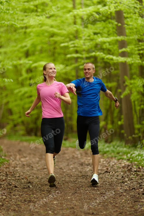 Vista previa: Hombre y mujer corriendo, compitiendo