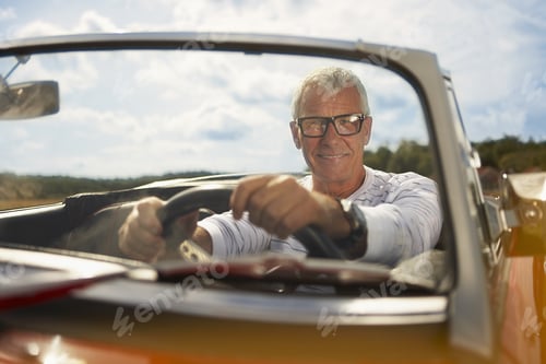 Visualização: Homem sênior em carro esportivo