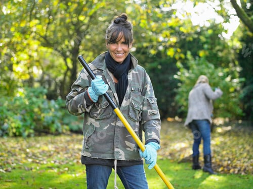 Preview: Women Gardening