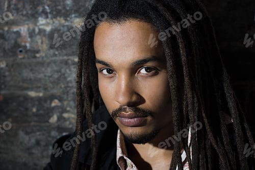 Vorschau: Portrait eines jungen Mannes mit Dreadlocks