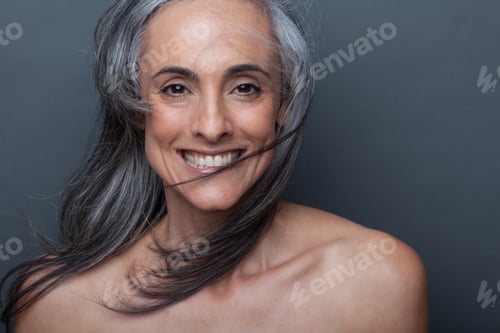 Vorschau: Reife Frau mit windgepeitschten Haaren