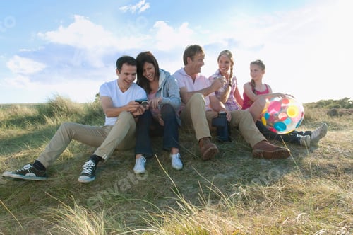 Visualização: Família relaxando juntos ao ar livre