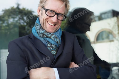 Preview: Businessman Wearing Scarf