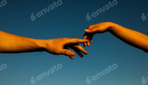 Visualização: Casal de noivos de mãos dadas no pôr do sol