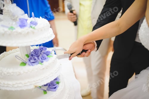 Preview: Bride And Groom Cutting Cake With Violet Roses