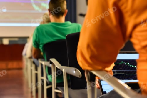 Preview: Students Of A Stock Exchange Course Consulted The Graphics Of The Stock In Their Computers.