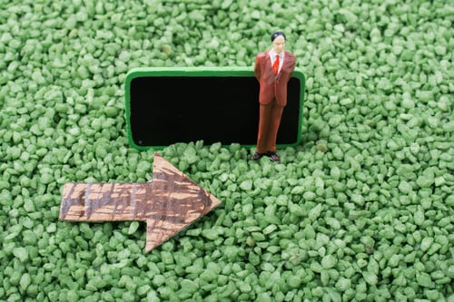 Preview: Arrow And Man Figurine Of Notice Board On Sand