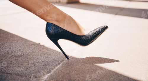 Preview: Crocodile Pattern High Heel Outdoors in Sunlight