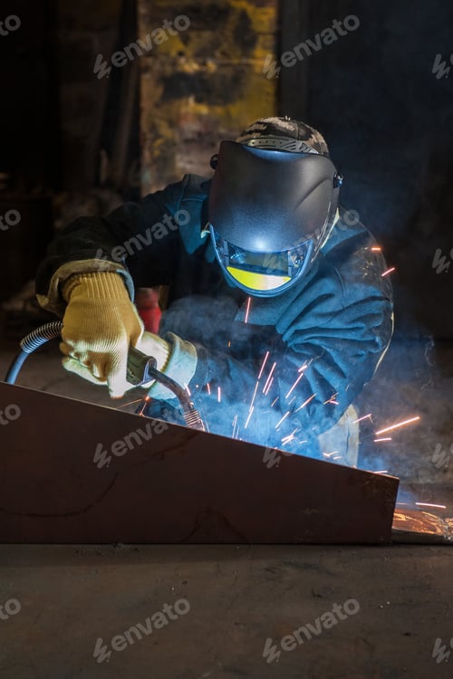 Preview: Worker Welding Metal