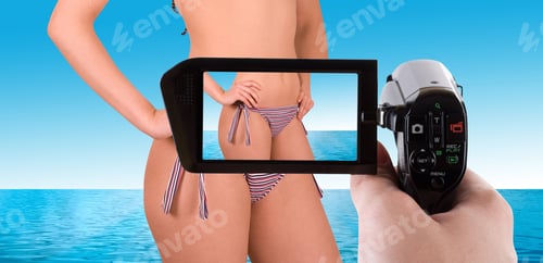 Vista previa: Primer plano de una chica en bikini sobre fondo natural posando para una videocámara digital