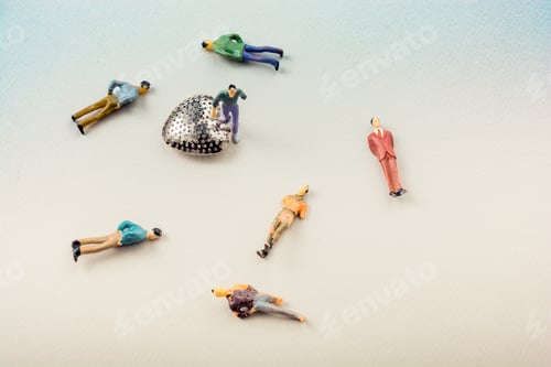 Preview: Tiny Figurine Of Men With One Attached To A Heart Icon