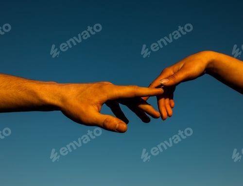 Visualização: Vista de perto de um casal de mãos dadas