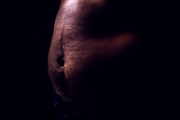 Vorschau: Nahaufnahme eines perfekten männlichen Körpers mit Bauch oder Bauch, isoliert auf schwarzem Hintergrund mit Kopierraum.