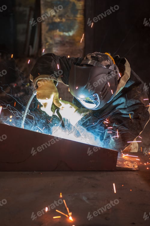 Preview: Worker Welding Metal