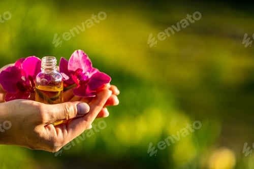 Visualização: Mulher bonita e cosmética orgânica. Espaço para texto. Mulher segurando uma garrafa de óleo aromático, closeup
.