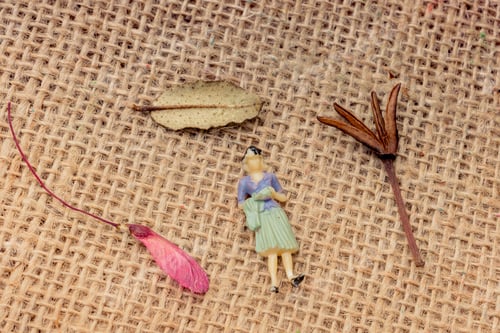 Preview: Figurine Woman With Leaves Around On Canvas