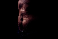 Vorschau: Nahaufnahme eines perfekten männlichen Körpers mit Bauch oder Bauch, isoliert auf schwarzem Hintergrund mit Kopierraum.